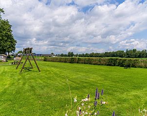Ruime tuin met speeltoestellen in vakantiehuis Regge en Weidezicht Marle, Salland, Overijssel.