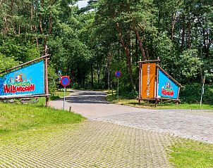 Zonnig terras met uitzicht op de tuin bij Regge en Weidezicht vakantiehuis Marle, Salland, Overijssel.