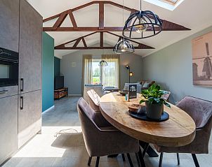 Stijlvolle binnenruimte van Weidezicht A in Marle, Overijssel met houten balken en moderne inrichting.