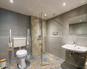 Moderne badkamer in Weidezicht A vakantiehuis, Marle, met ruime douche en toilet.