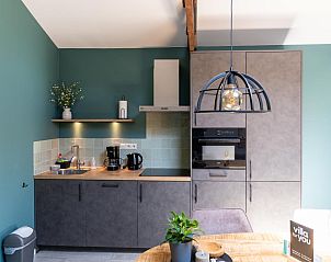 Volledig uitgeruste keuken in Weidezicht A, Marle, met moderne apparatuur en stijlvol design.