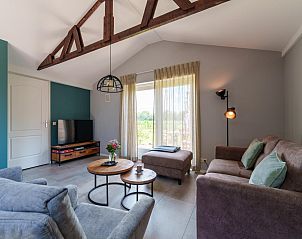 Ruime woonkamer van Weidezicht A in Marle, met grote ramen en veel natuurlijk licht.