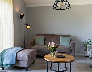 Gezellige woonkamer in Weidezicht A, Marle, met stijlvolle inrichting en decoratieve verlichting.
