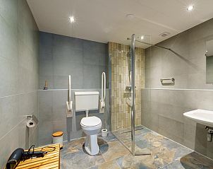 Ruime badkamer in Weidezicht A, Marle, Overijssel met moderne voorzieningen en douche.