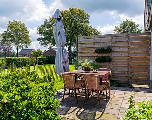 Terras van Weidezicht A, vakantiehuis in Marle, met tuinmeubilair en uitzicht op de groene omgeving.