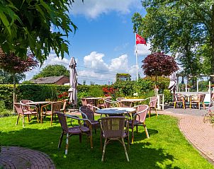 Buitenterras van Weidezicht A, Marle, met gezellige zitjes en groene omgeving.
