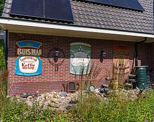 Buitenkant van Weidezicht A in Marle, Overijssel met nostalgische reclameborden.