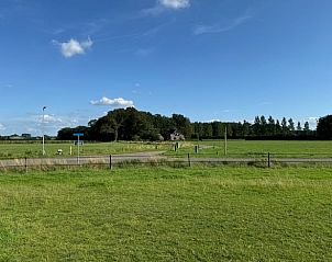 Uitzicht op groene velden rondom Huisje in Boskamp, vakantiehuis in Boskamp, Overijssel, omgeven door natuurlijke schoonheid.