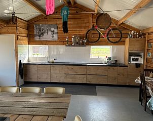 Gezellige keuken in Huisje in Boskamp, vakantiehuis in Salland, met houten interieur en moderne voorzieningen.