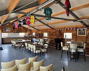 Ruime eet- en leefruimte in Huisje in Boskamp, vakantiehuis in Boskamp, Overijssel, met houten accenten en comfortabele zitplaatsen.