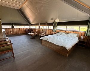 Lichte slaapkamer in Huisje in Boskamp, vakantiehuis in Salland, Overijssel, met comfortabel tweepersoonsbed en zitgedeelte.