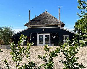 Charming vacation home in Ommen with thatched roof, located in the green Vecht region, Overijssel, surrounded by nature and tranquility.