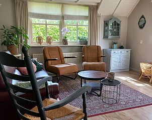 Lichte woonkamer in Het Ommetje Ommen vakantiehuis, Ommen, met comfortabele stoelen.