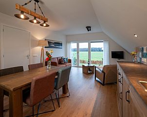 Gezellige binnenruimte van De Buizerd vakantiewoning in Punthorst, Overijssel met uitzicht op de natuur.