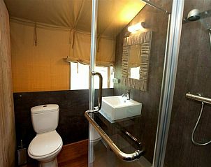 Moderne badkamer in Summer Lodge glamping accommodatie in Beerze, Vechtstreek, Overijssel.