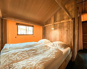 Comfortabele slaapkamer met tweepersoonsbed in Summer Lodge glamping lodge in Beerze, Overijssel.