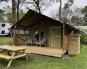 Buitenterras van Summer Lodge 5 personen, een serene vakantieplek in de Vechtstreek, Overijssel.