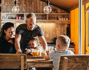 Gezellige familiebijeenkomst in de keuken van Vechtglamping Lodge, Overijssel.