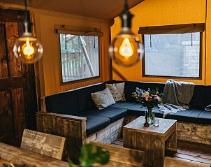 Comfortabele zithoek in de glamping lodge van Vechtglamping, Vechtstreek.