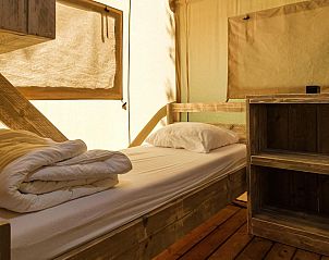 Gezellige kinderkamer in de Vechtglamping Lodge, perfect voor gezinnen.