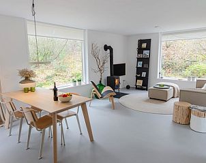 Gemtliches Wohnzimmer im Ferienhaus in Dalfsen, Vechtstreek, Overijssel mit moderner Einrichtung und Blick auf die Natur.