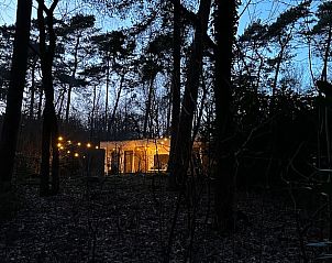 Stimmungsvolle Abendbeleuchtung im Ferienhaus in Dalfsen, Vechtstreek, Overijssel, inmitten der Natur.