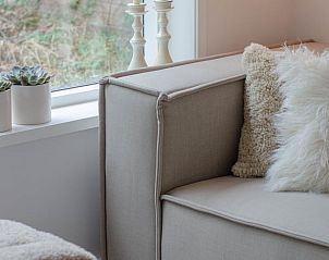 Stilvolle Details im Ferienhaus in Dalfsen, Vechtstreek, Overijssel mit gemtlichem Sofa und Dekoration.