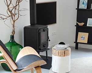 Moderner Holzofen im Ferienhaus in Dalfsen, Vechtstreek, Overijssel fr eine warme Atmosphre.