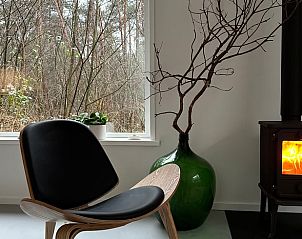 Gemtliche Leseecke mit Aussicht im Ferienhaus in Dalfsen, Vechtstreek, Overijssel.