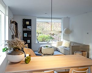 Esszimmer im Ferienhaus in Dalfsen, Vechtstreek, Overijssel mit viel Licht und Blick auf den Garten.