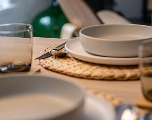 Elegant gedeckter Tisch im Ferienhaus in Dalfsen, Vechtstreek, Overijssel fr ein stimmungsvolles Abendessen.