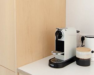 Kaffeeecke im Ferienhaus in Dalfsen, Vechtstreek, Overijssel mit moderner Espressomaschine.