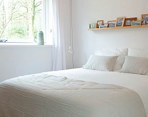 Gemtliches Schlafzimmer im Ferienhaus in Dalfsen, Vechtstreek, Overijssel mit groem Fenster und Blick auf die Natur.