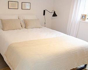 Zweites Schlafzimmer im Ferienhaus in Dalfsen, Vechtstreek, Overijssel mit gemtlichem Bett und Wandlampe.