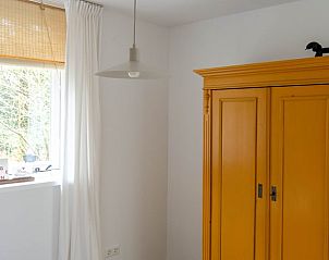 Bunter Kleiderschrank im Schlafzimmer des Ferienhauses in Dalfsen, Vechtstreek, Overijssel fr zustzlichen Stauraum.