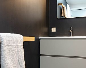 Modernes Badezimmer im Ferienhaus in Dalfsen, Vechtstreek, Overijssel mit stilvollem Waschbecken und Spiegel.