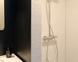 Luxurise Dusche in einem Ferienhaus in Dalfsen, Vechtstreek, Overijssel mit moderner Ausstattung.