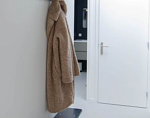 Diele mit warmem Mantel im Ferienhaus in Dalfsen, Vechtstreek, Overijssel fr einen gemtlichen Eingang.