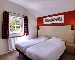 Sfeervolle slaapkamer in Vakantiehuis 4-persoons bos, Dalfsen, biedt rust en comfort in de Vechtstreek, Overijssel.