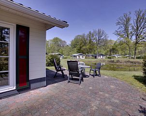 Terras bij Vakantiehuis 4-persoons bos in Dalfsen met uitzicht op de groene omgeving van de Vechtstreek, Overijssel.