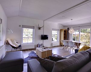 Lichte woonkamer van Vakantiehuis 4-persoons bos in Dalfsen, ideaal voor ontspanning in de Vechtstreek, Overijssel.