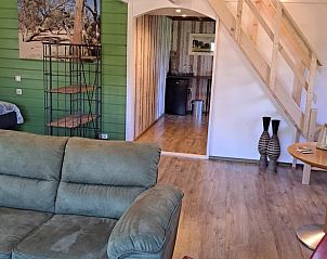 Comfortabele zitruimte met houten details in Vakantiehuis in Dalfsen, Vechtstreek.