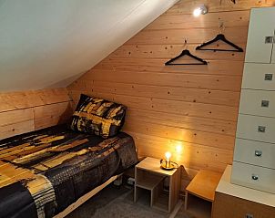 Sfeervolle slaapkamer met houten wanden in Vakantiehuis in Dalfsen, Overijssel.