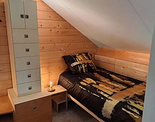 Knusse slaapkamer met gezellige verlichting in Vakantiehuis in Dalfsen, Vechtstreek.