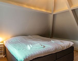 Slaapkamer met comfortabel bed in Vakantiehuis 4-persoons, Dalfsen, Vechtstreek, Overijssel.