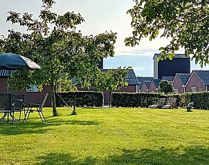 Geniet van de groene tuin bij Vakantiehuis in Dalfsen, een charmante vakantiewoning in de Vechtstreek, Overijssel.