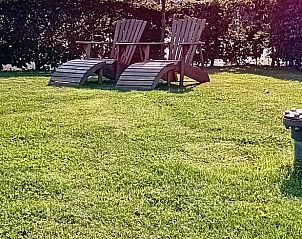 Ontspan op de ligstoelen in de tuin van Vakantiehuis in Dalfsen, ideaal voor een rustige vakantie in de Vechtstreek, Overijssel.