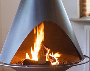 Gemtliches Wohnzimmer des Ferienhauses in Dalfsen, mit Blick auf die Natur in Overijssel.