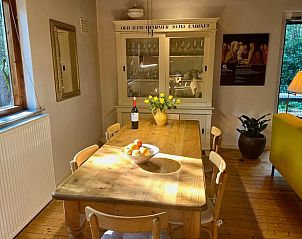 Bequemes Sofa im Wohnzimmer des Ferienhauses in Dalfsen, entspannend in Overijssel.