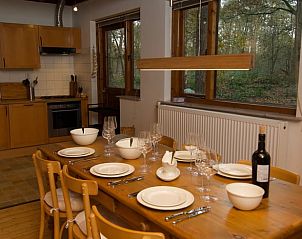 Esszimmer des Ferienhauses in Dalfsen, stimmungsvolles Essen mit Blick auf die Vecht-Region, Overijssel.